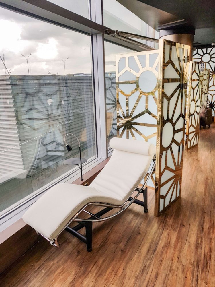 The Priority Pass offers you free access to airport lounges worldwide - without a business class ticket! Sounds too good to be true? Read my review about it!