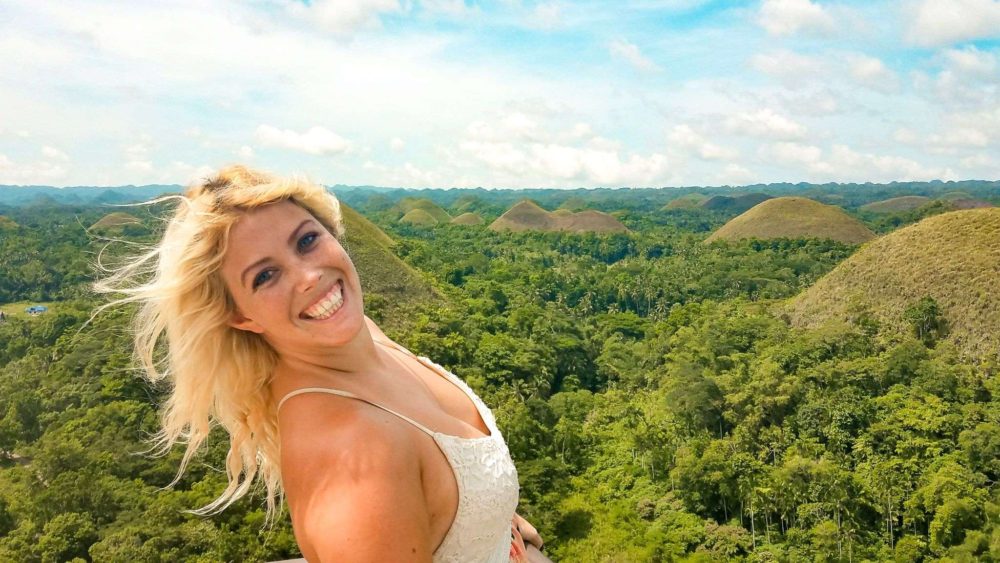Fernwehsarah vor den Chocolate Hills in Bohol während einer Tagestour durch Bohol
