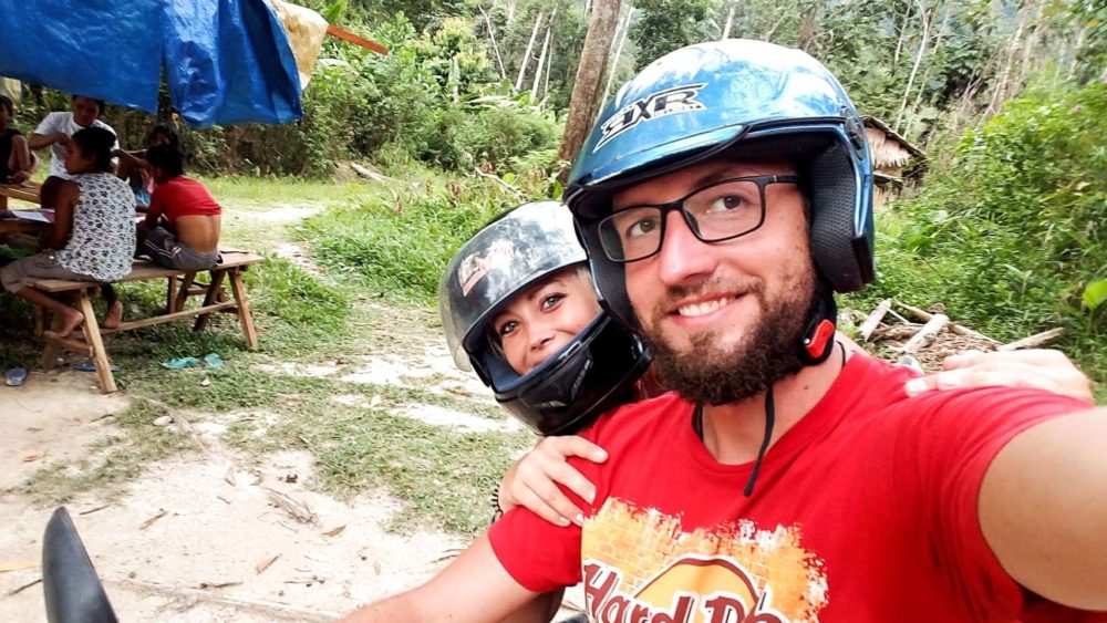 Bohol mit dem Roller - Fernwehsarah und ihr Mann mit Helmen auf einem Roller