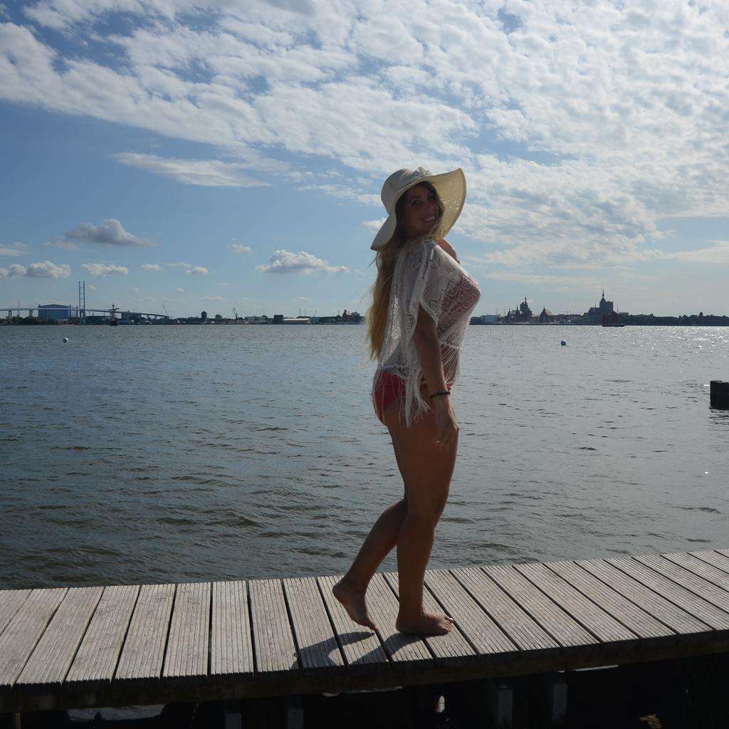 Picture of Fernwehsarah at the Baltic Sea before editing in Adobe Lightroom with one of the free lightroom presets from Fernwehsarah