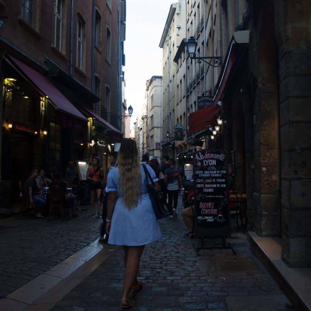 Picture of Fernwehsarah in Lyon before editing in Adobe Lightroom with one of the presets from Fernwehsarah