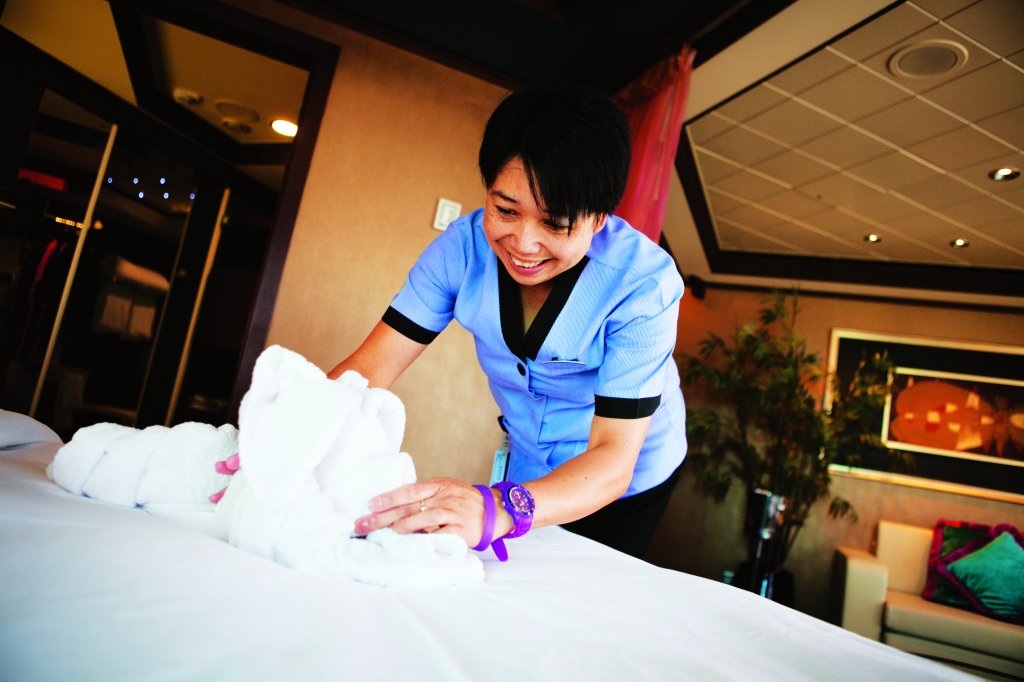 Crew of NCL forming a towel animal