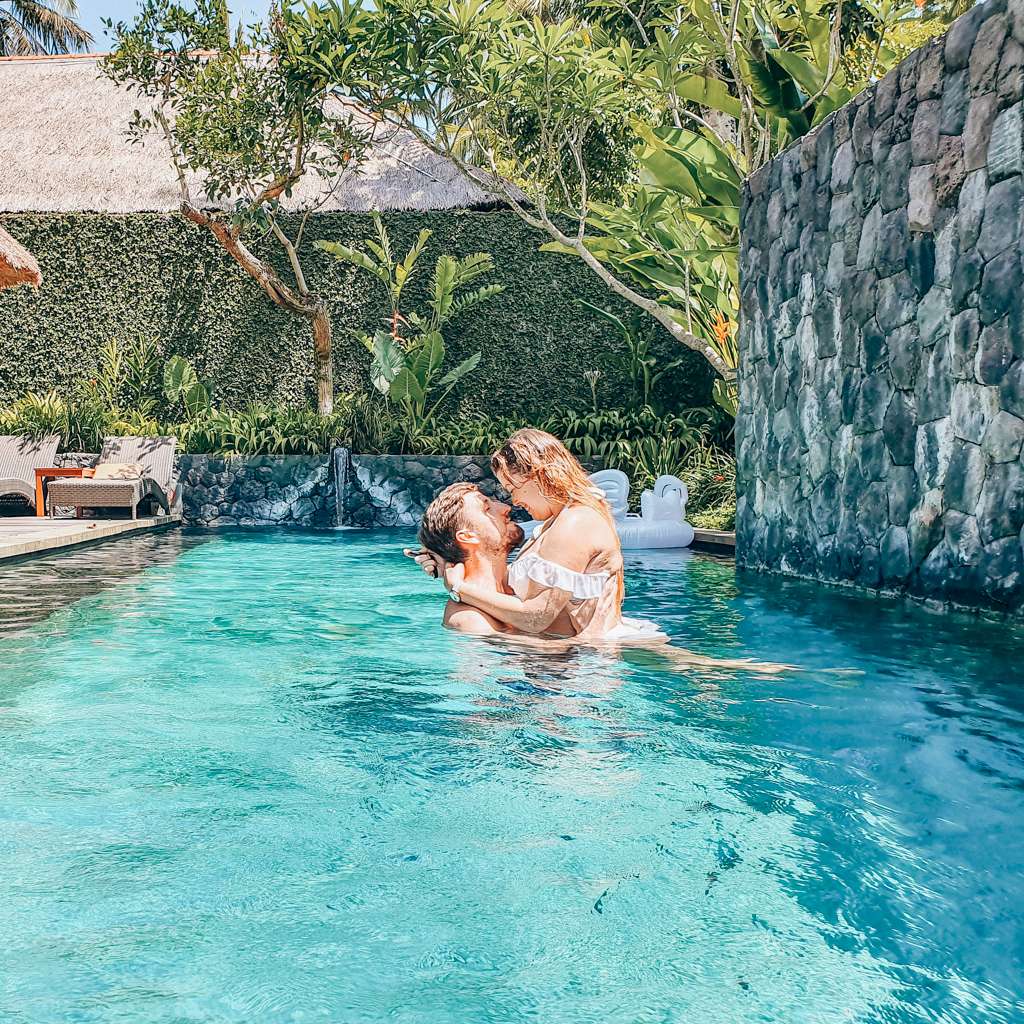 Couple kissing in the pool of their private pool villa in Ubud (Kayumanis Ubud)