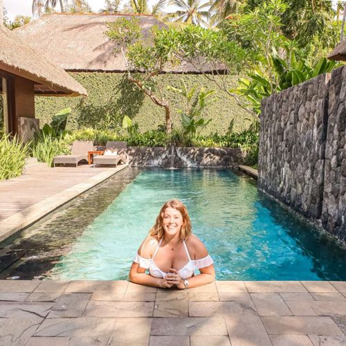 Fernwehsarah in the pool of Kayumanis Ubud