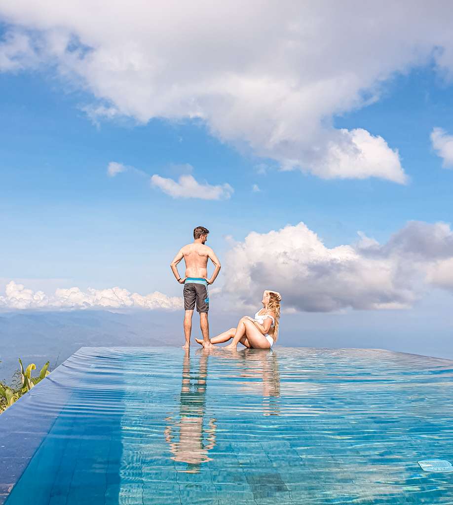 Sarah and Markus at the infinity pool of Munduk Moding Plantation