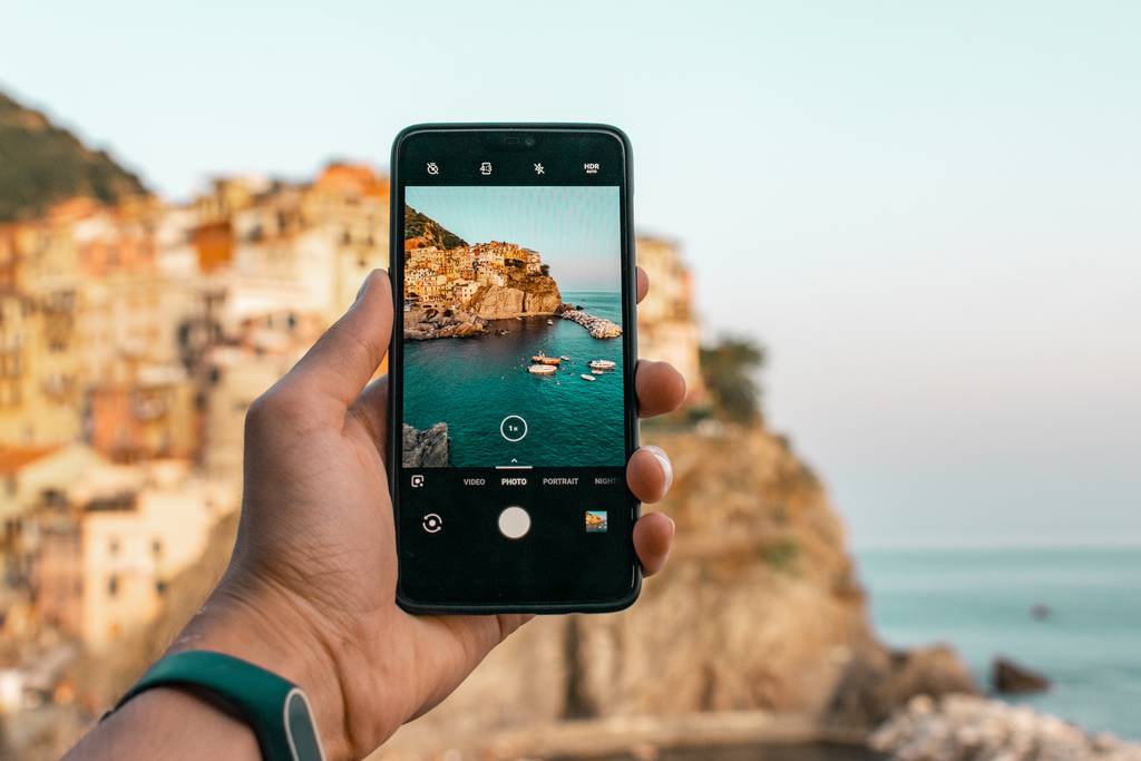 Man taking picture with Smartphone - in our eyes the best cameras for Instagram and travel blogging today!
