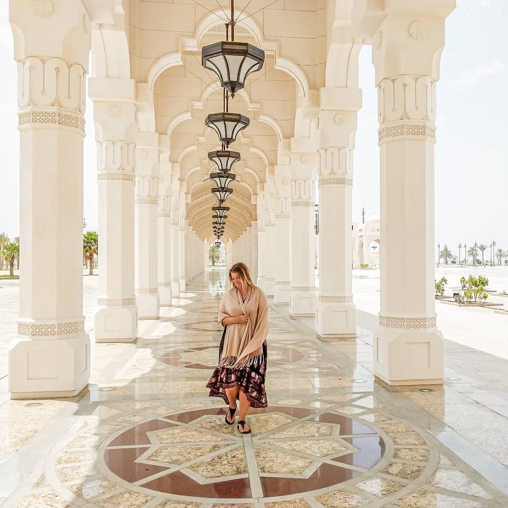 What to wear in Dubai inspiration - Sarah wearing a shawl over her dress