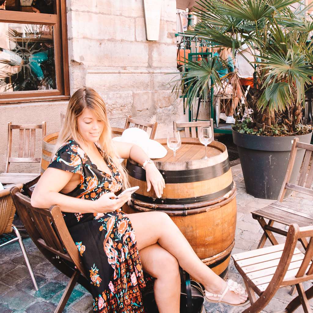 Fernwehsarah in a Cafe in Lyon
