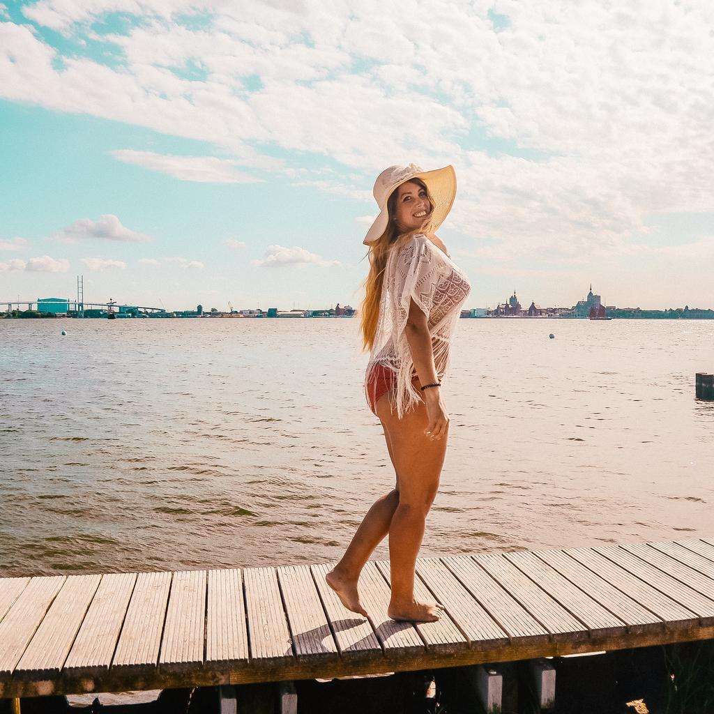 Picture of Fernwehsarah at the Baltic Sea after editing in Adobe Lightroom with one of the free lightroom presets from Fernwehsarah